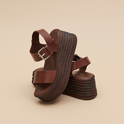 Sandales compensées à brides épaisses en cuir marron foncé