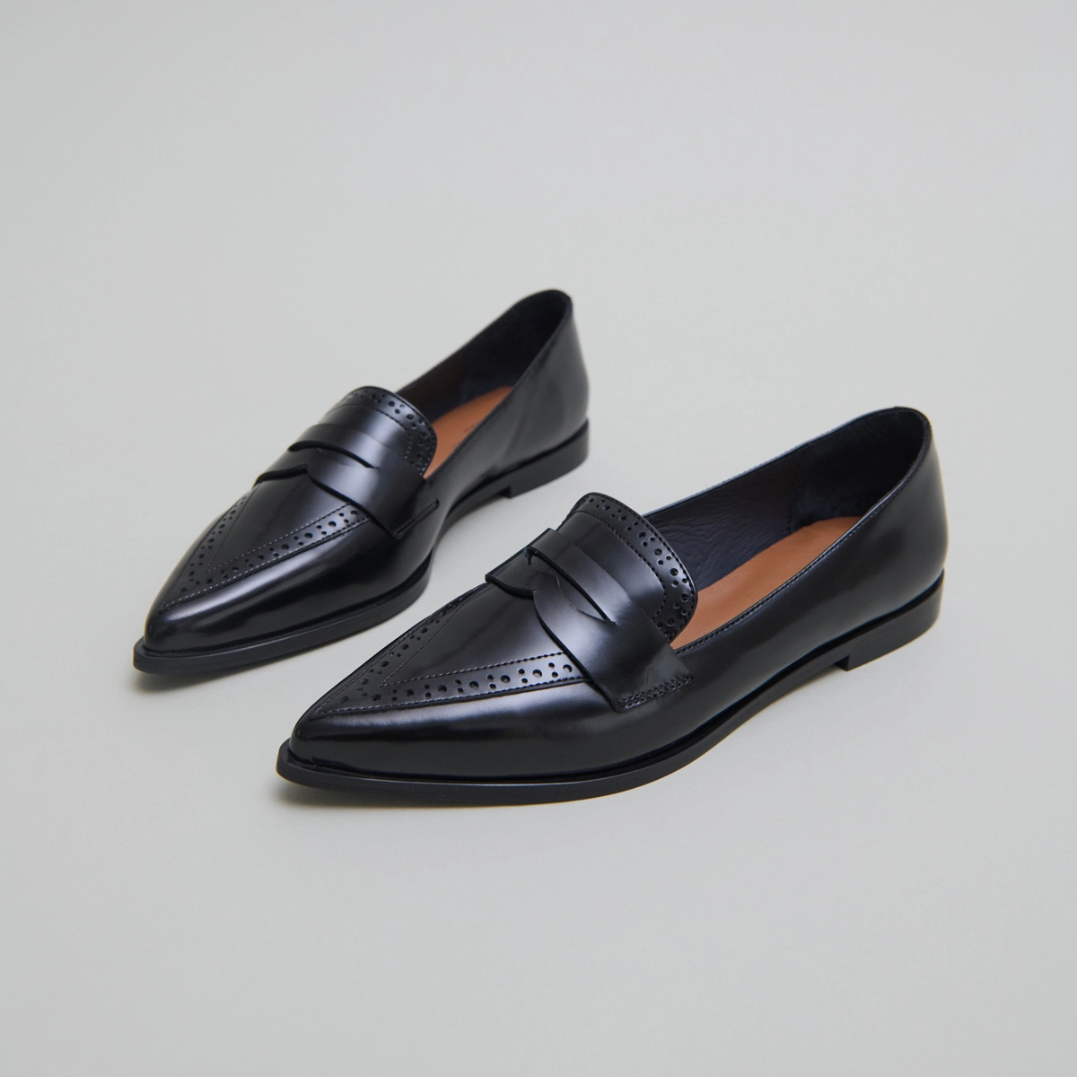 Mocassins &agrave; bouts pointus en cuir glac&eacute; noir | DALINA | Jonak
