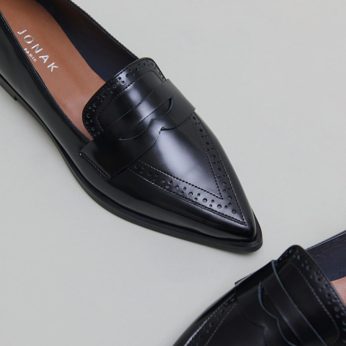 Mocassins &agrave; bouts pointus en cuir glac&eacute; noir | DALINA | Jonak