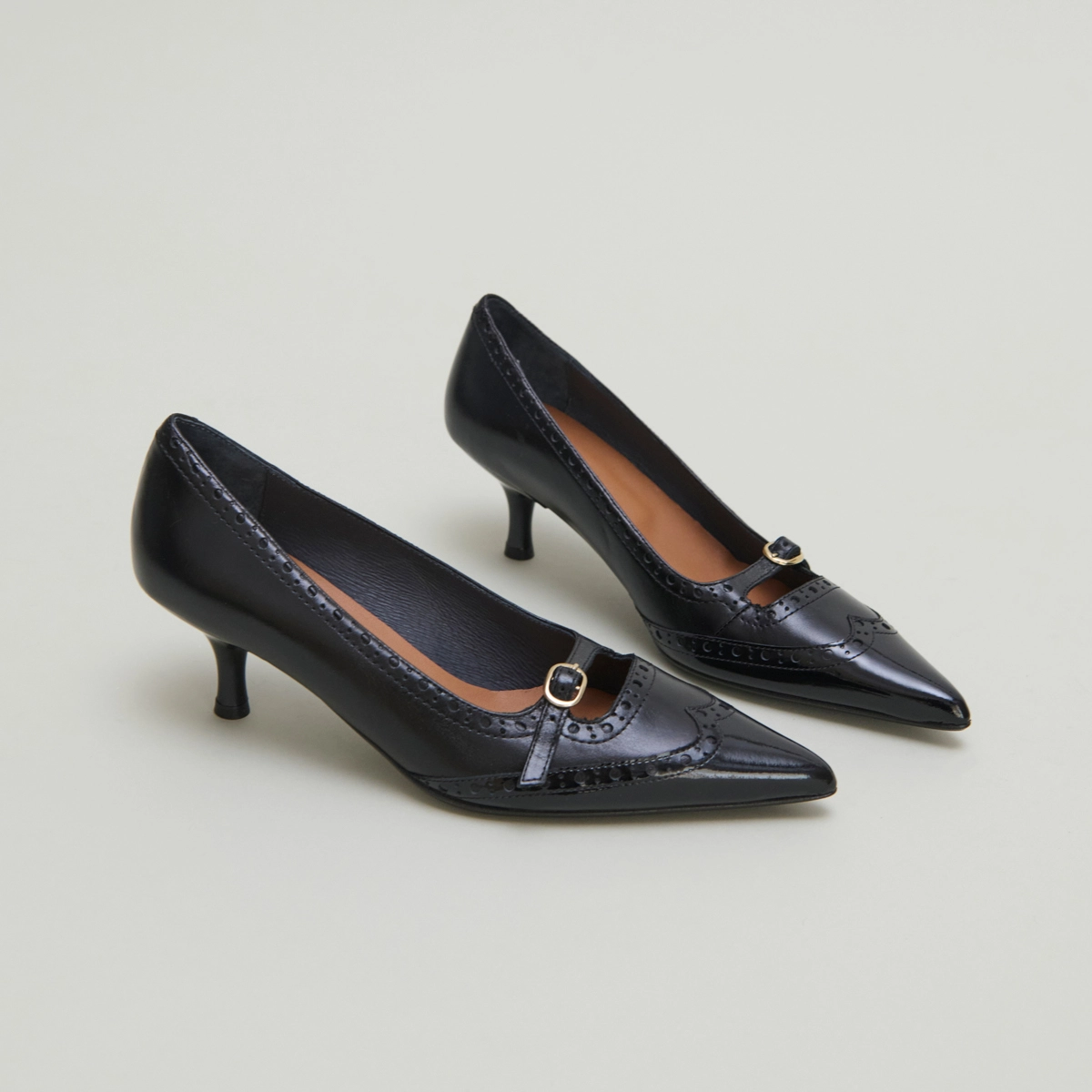 Escarpins à brides et détails perforés..... en vernis et cuir noirs | DALTA | Jonak