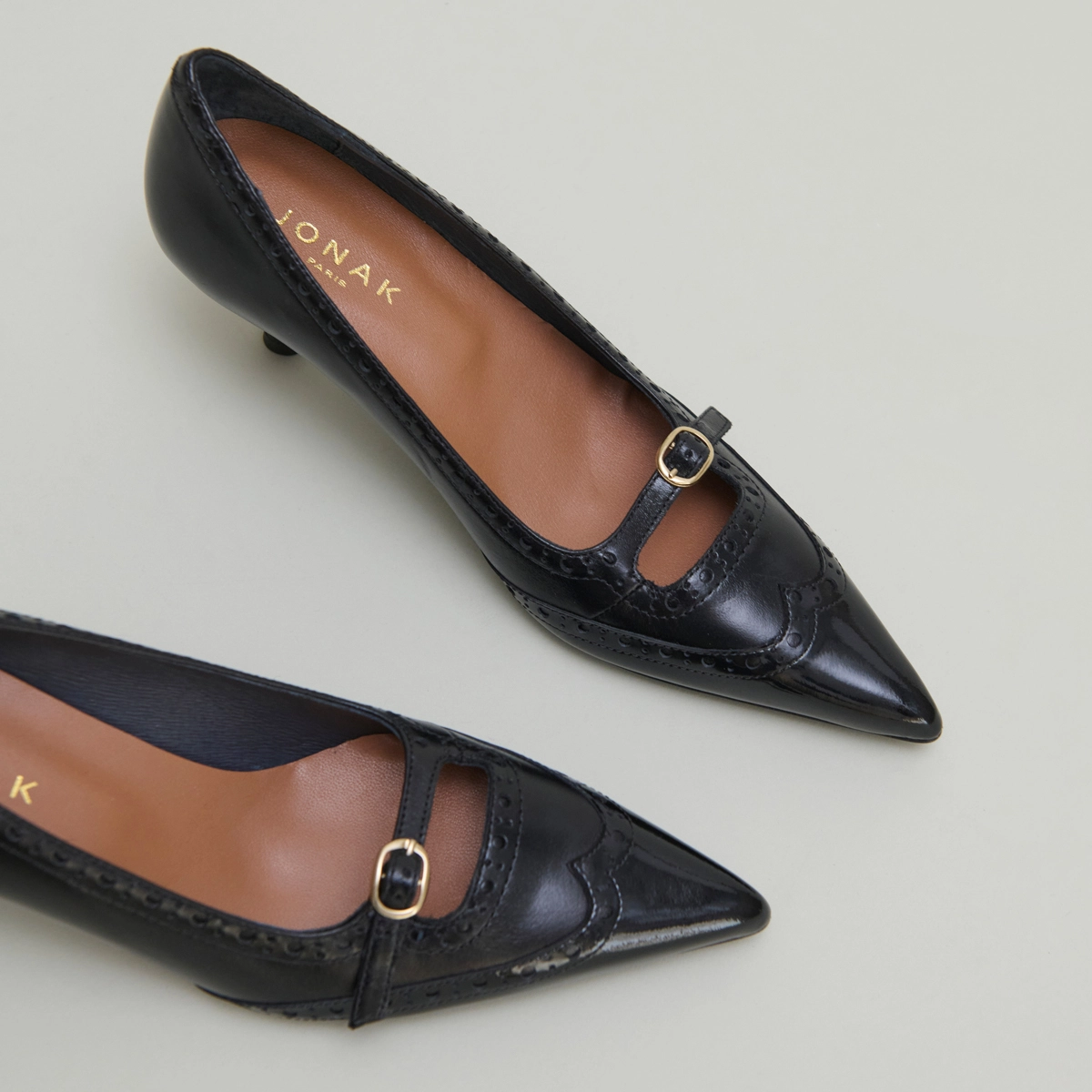 Escarpins à brides et détails perforés..... en vernis et cuir noirs | DALTA | Jonak