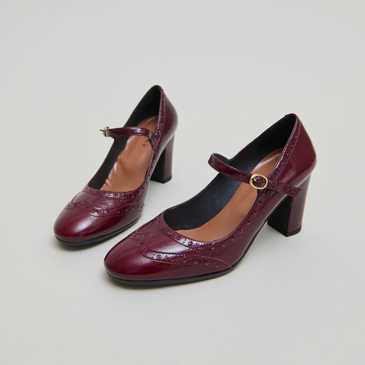 Babies à talons et détails perforés en cuir brillant bordeaux | DIRIOS | Jonak