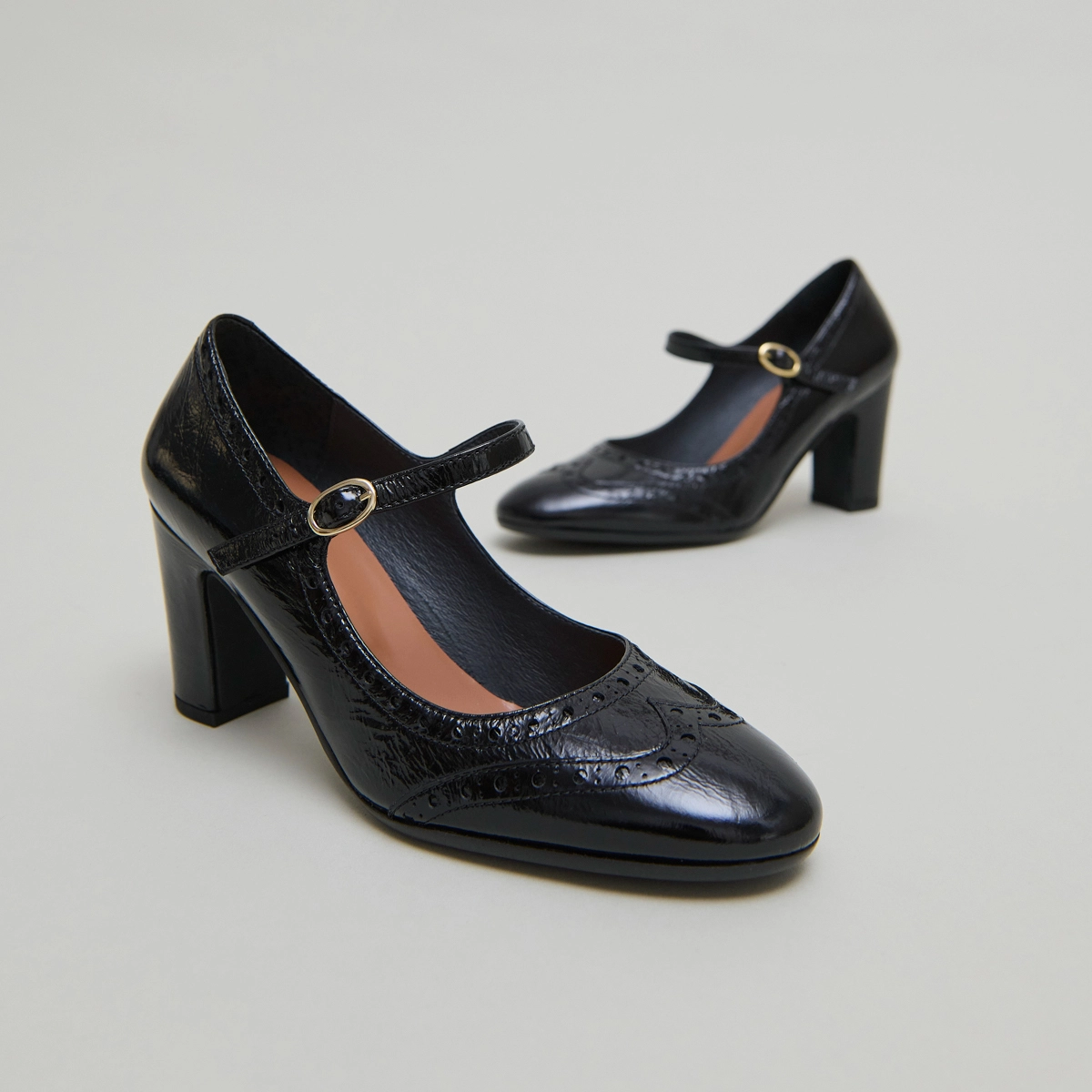 Babies à talons et détails perforés en cuir brillant noir | DIRIOS | Jonak