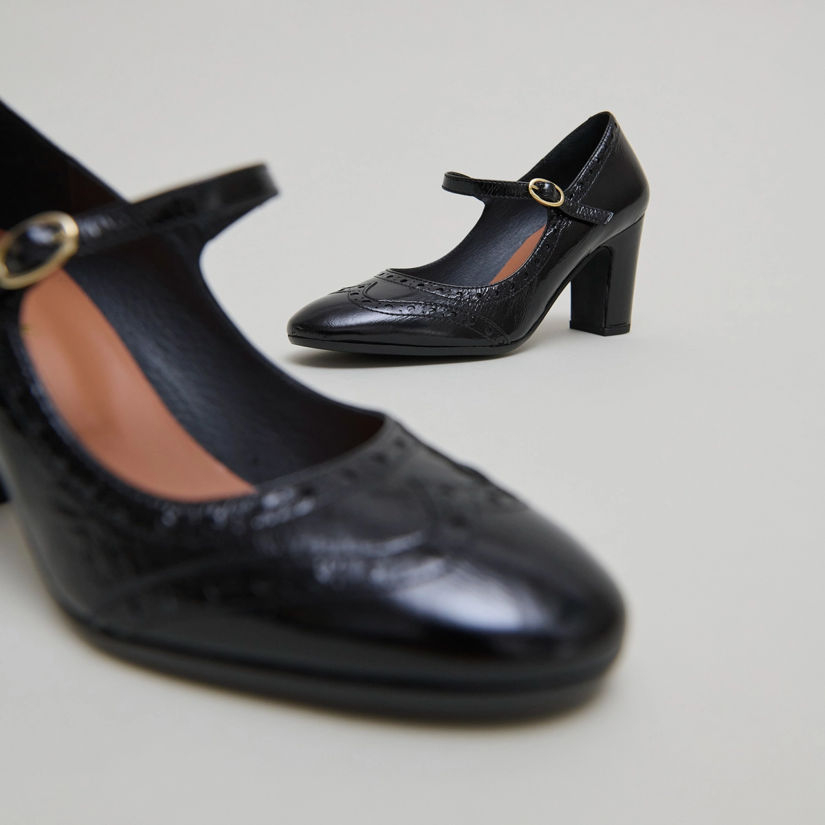 Babies à talons et détails perforés en cuir brillant noir | DIRIOS | Jonak