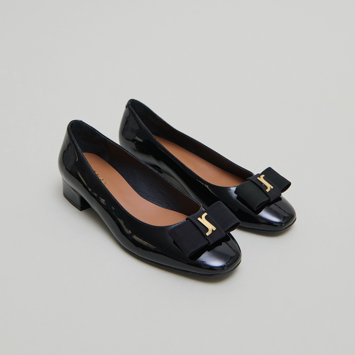 Ballerines avec noeud et monogramme en vernis noir | DAMIA | Jonak