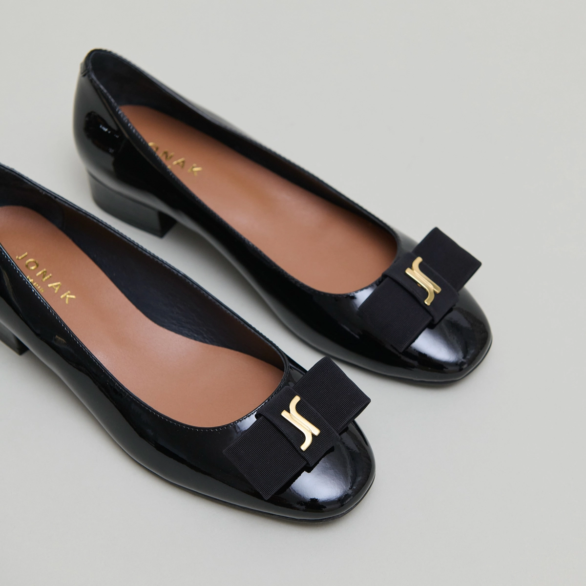 Ballerines avec noeud et monogramme en vernis noir | DAMIA | Jonak