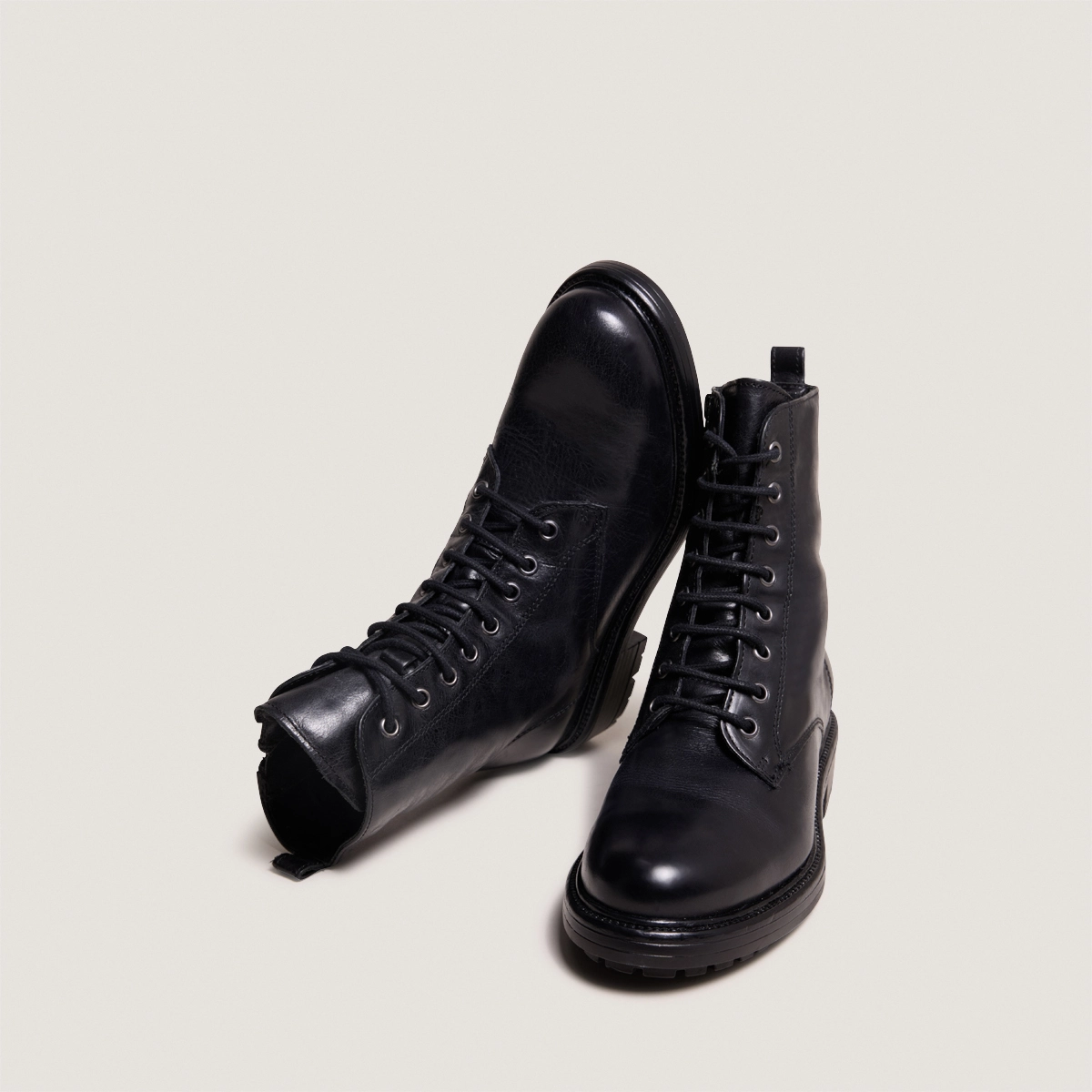 Boots à lacets et semelles crantées en cuir noir | CELIMENE | Jonak