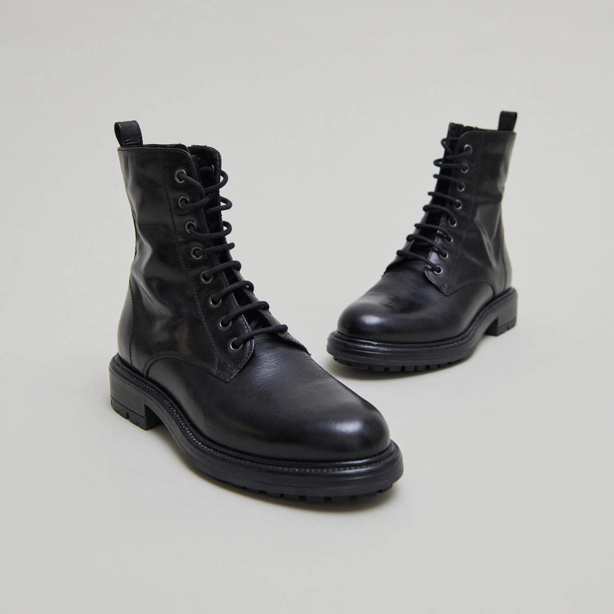 Boots à lacets et semelles crantées en cuir noir | CELIMENE | Jonak