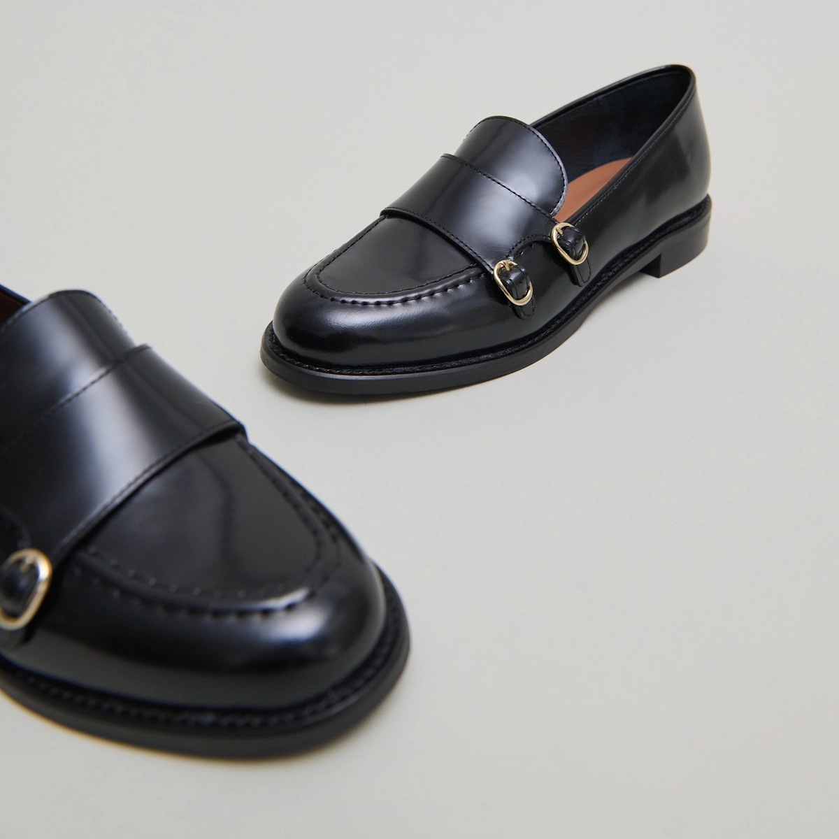 Mocassins à boucles ajustables en cuir glacé noir | DRIZZA | Jonak