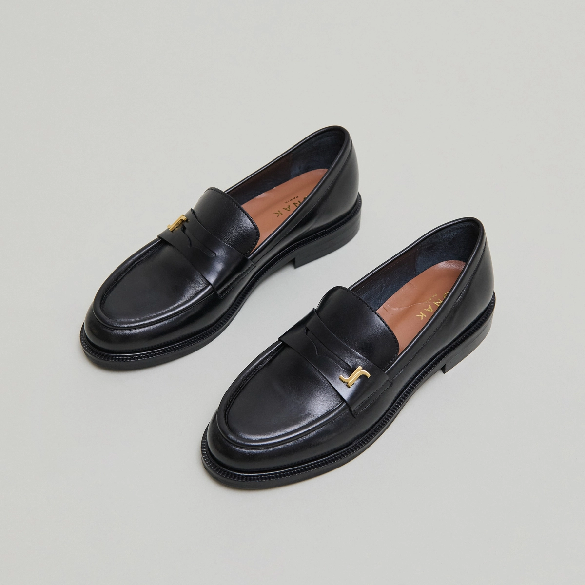 Mocassins à bouts ronds et monogrammes en cuir noir | DUEDI | Jonak