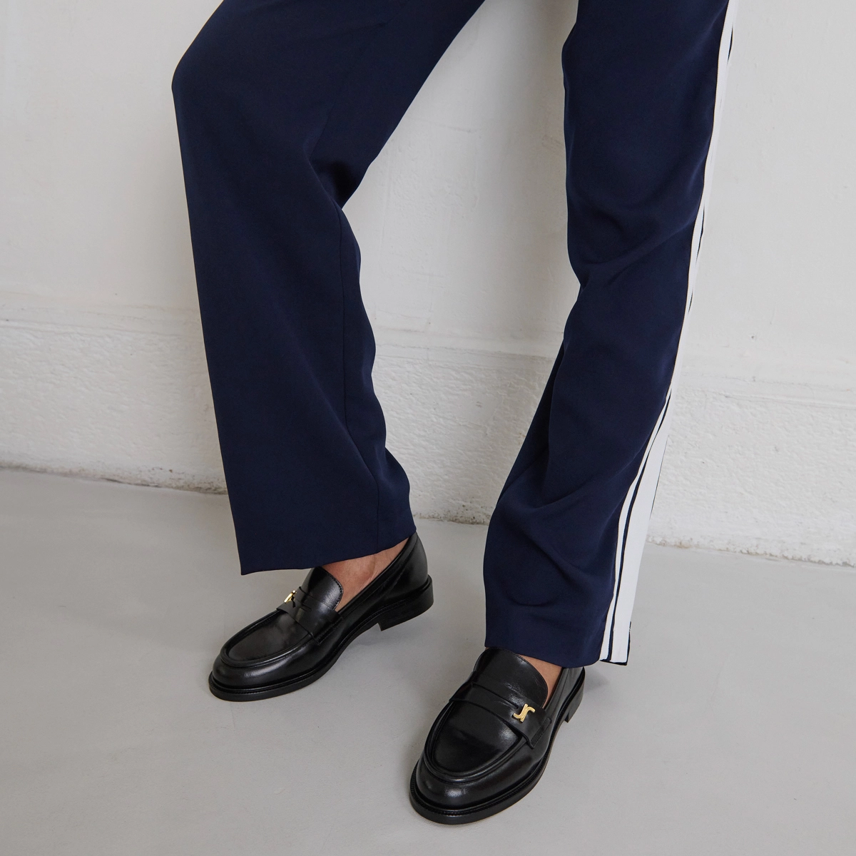 Mocassins à bouts ronds et monogrammes en cuir noir | DUEDI | Jonak