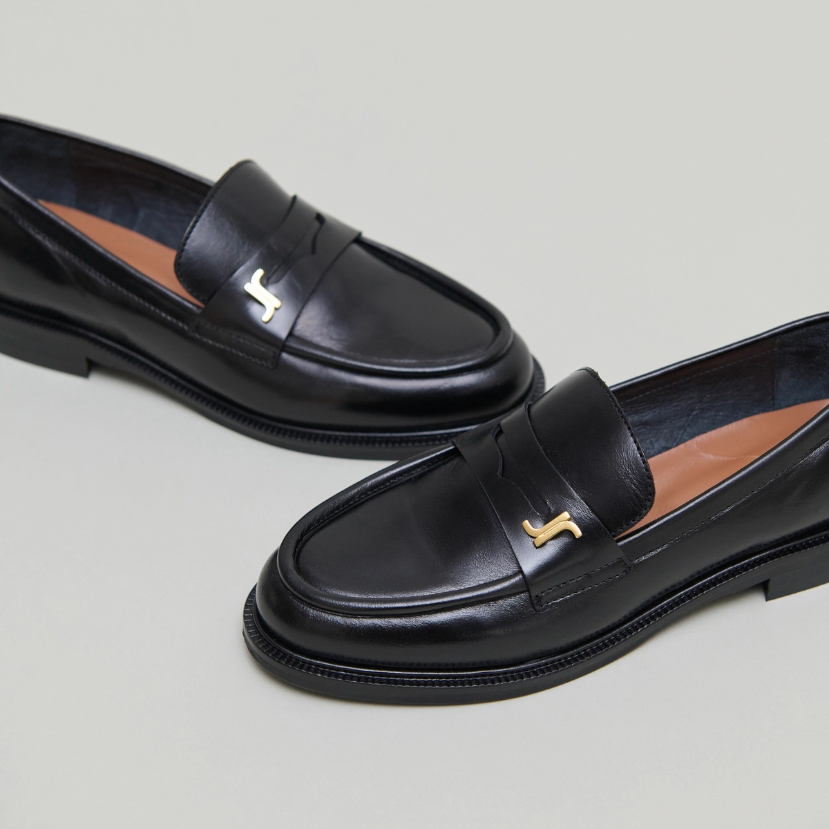 Mocassins à bouts ronds et monogrammes en cuir noir | DUEDI | Jonak