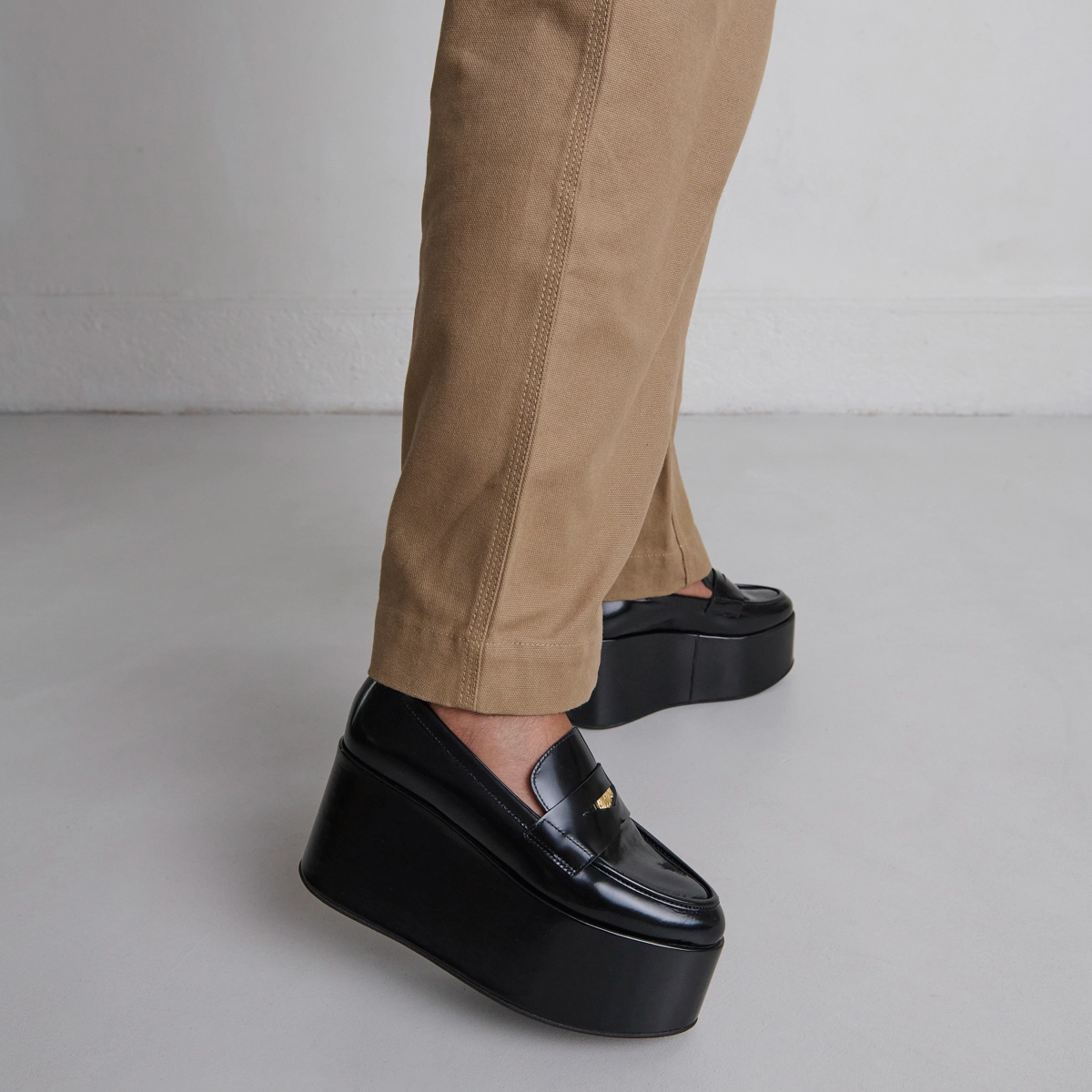 Mocassins &agrave; plateformes en cuir glac&eacute; noir | DOPO | Jonak