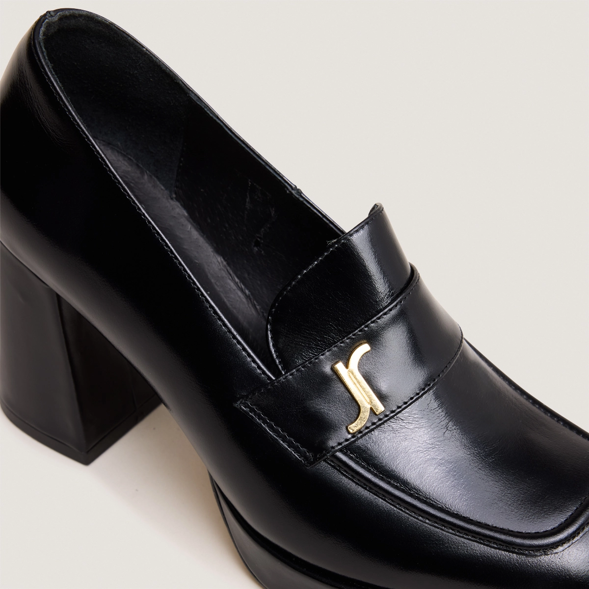 Mocassins avec monogramme en cuir noir | VIOLON | Jonak