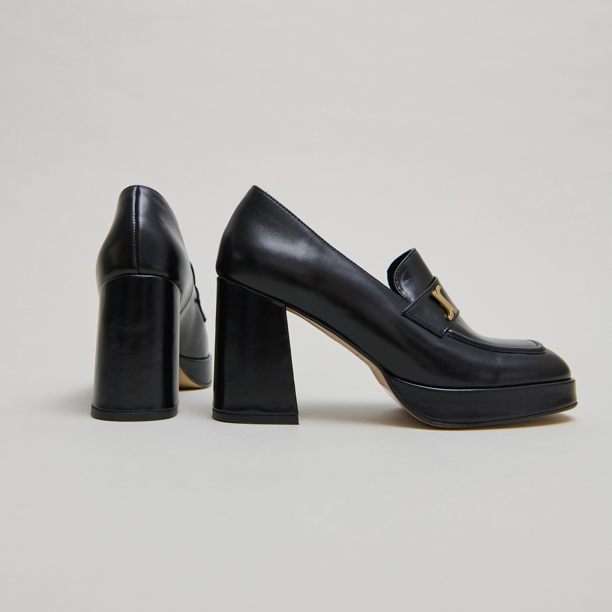 Mocassins avec monogramme en cuir noir | VIOLON | Jonak