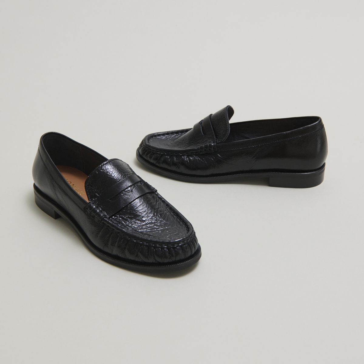 Mocassins à bouts ronds en cuir vieilli noir | DELICE | Jonak