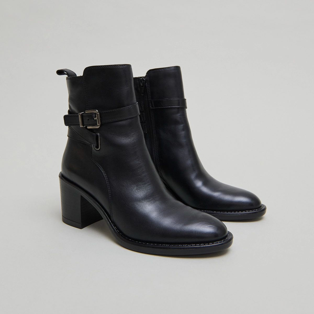 Bottines à talons et boucles en cuir noir | CAJOU | Jonak