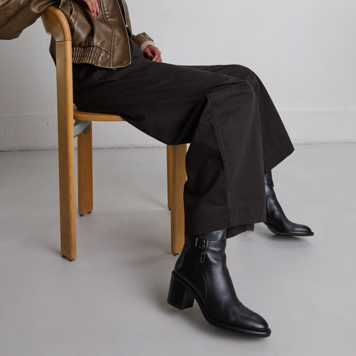Bottines à talons et boucles en cuir noir | CAJOU | Jonak