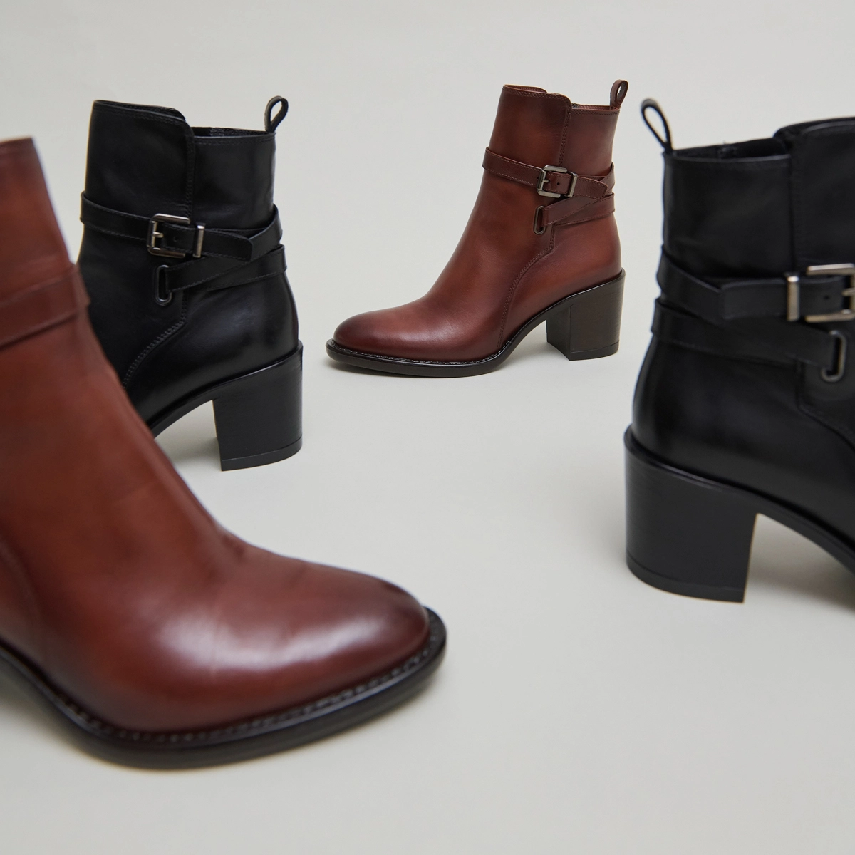 Bottines à talons et boucles en cuir noir | CAJOU | Jonak