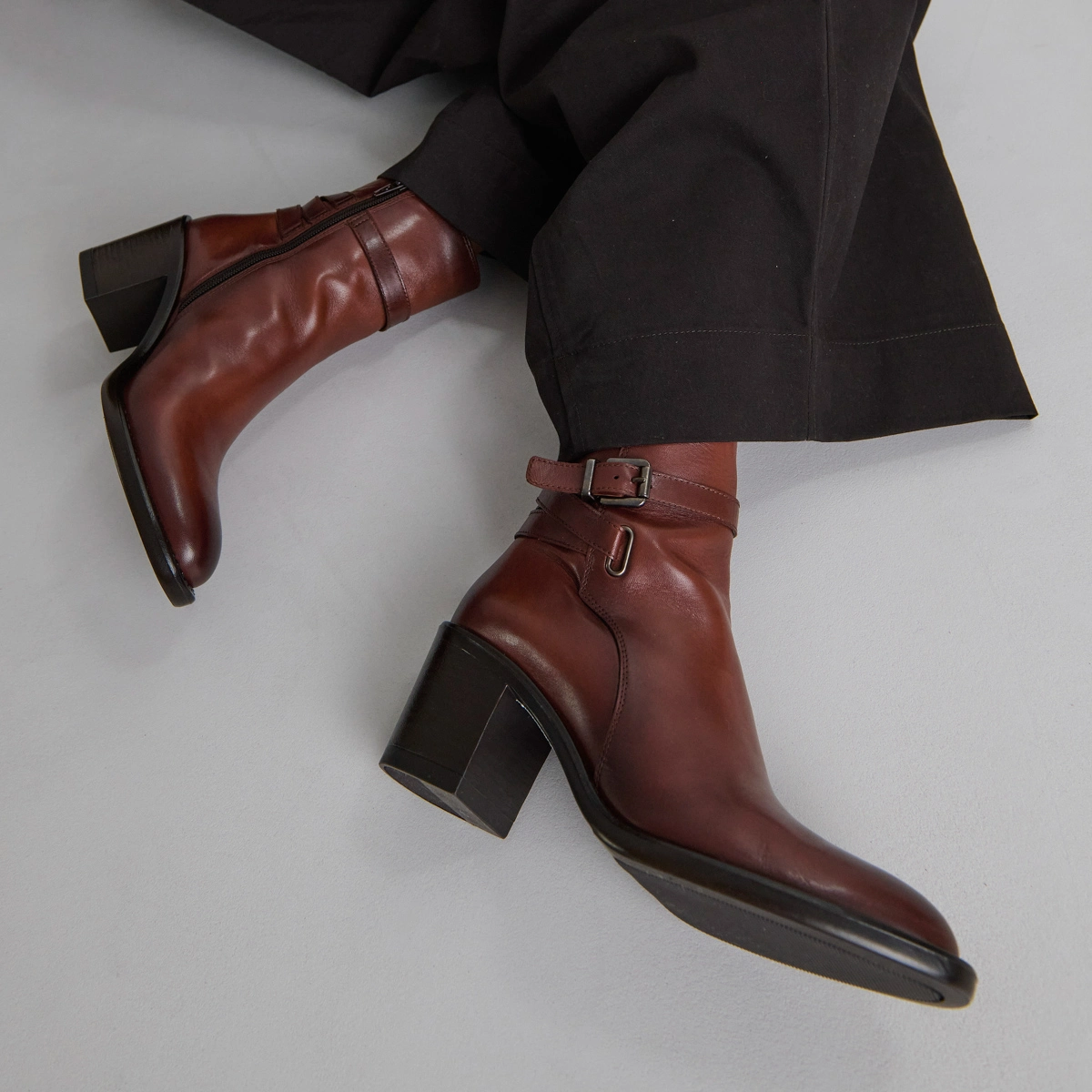 Bottines à talons et boucles en cuir patiné cognac | CAJOU | Jonak