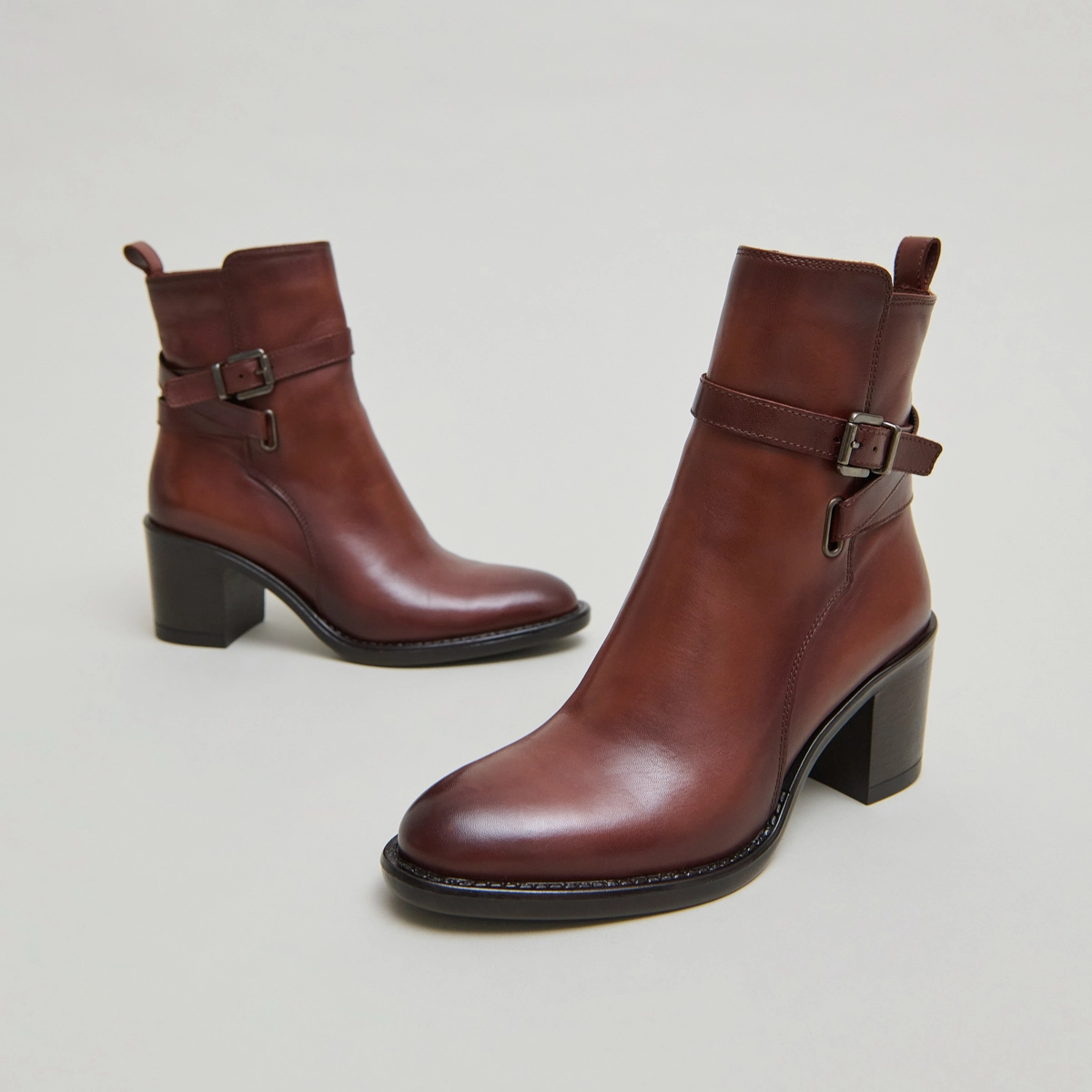Bottines à talons et boucles en cuir patiné cognac | CAJOU | Jonak