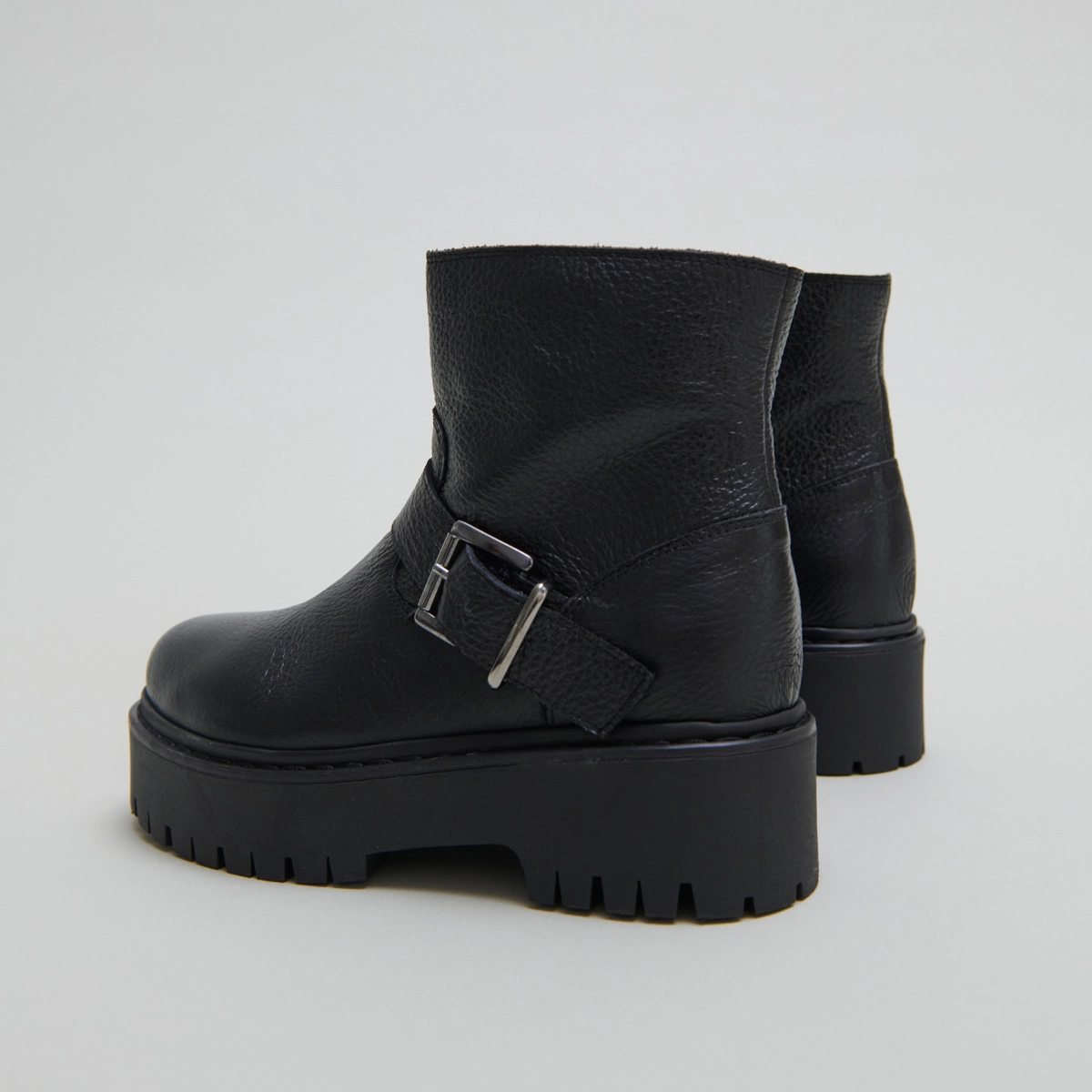 Boots &agrave; semelles crant&eacute;es et boucles en cuir grain&eacute; noir | RANA | Jonak