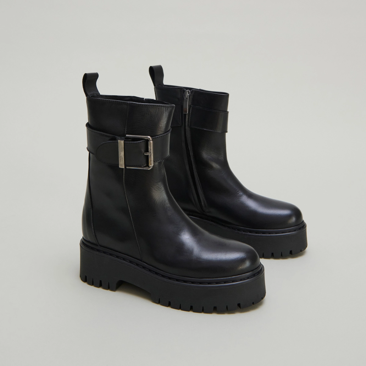 Boots &agrave; semelles crant&eacute;es et boucles en cuir grain&eacute; noir | RANA | Jonak