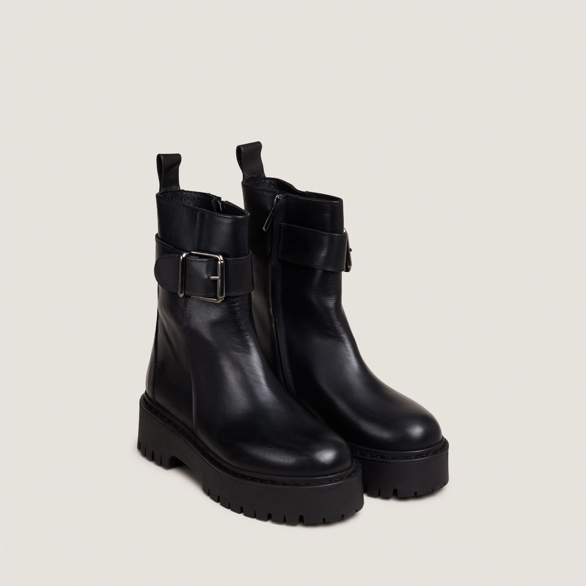 Bottines &agrave; semelles crant&eacute;es en cuir noir | RANDY | Jonak