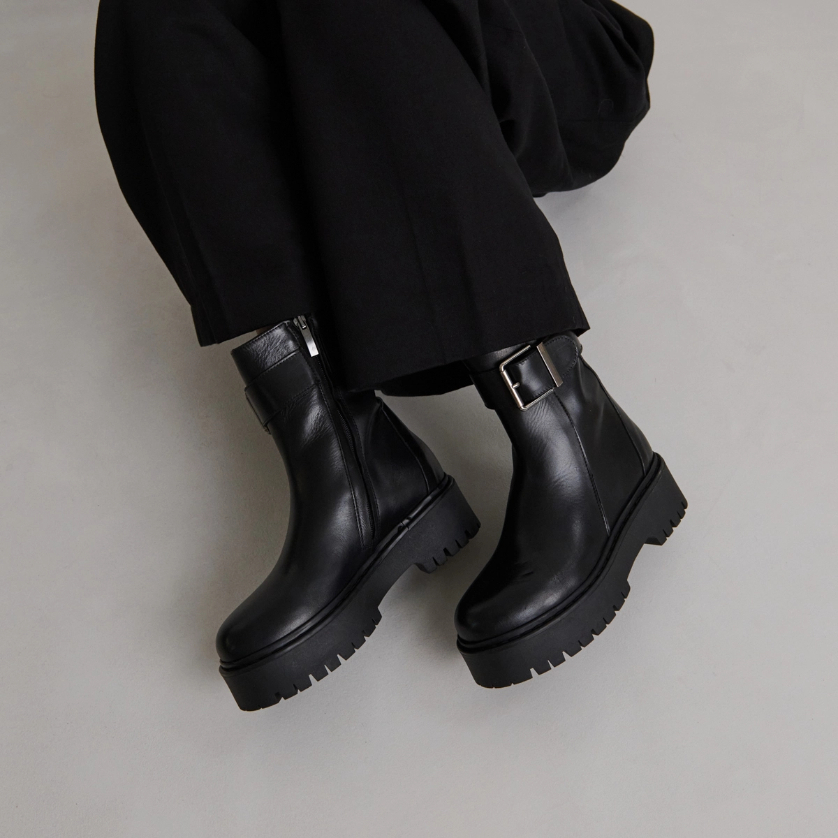 Bottines &agrave; semelles crant&eacute;es en cuir noir | RANDY | Jonak