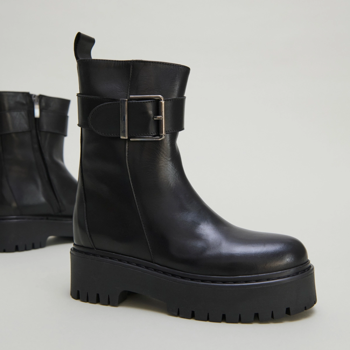 Bottines &agrave; semelles crant&eacute;es en cuir noir | RANDY | Jonak