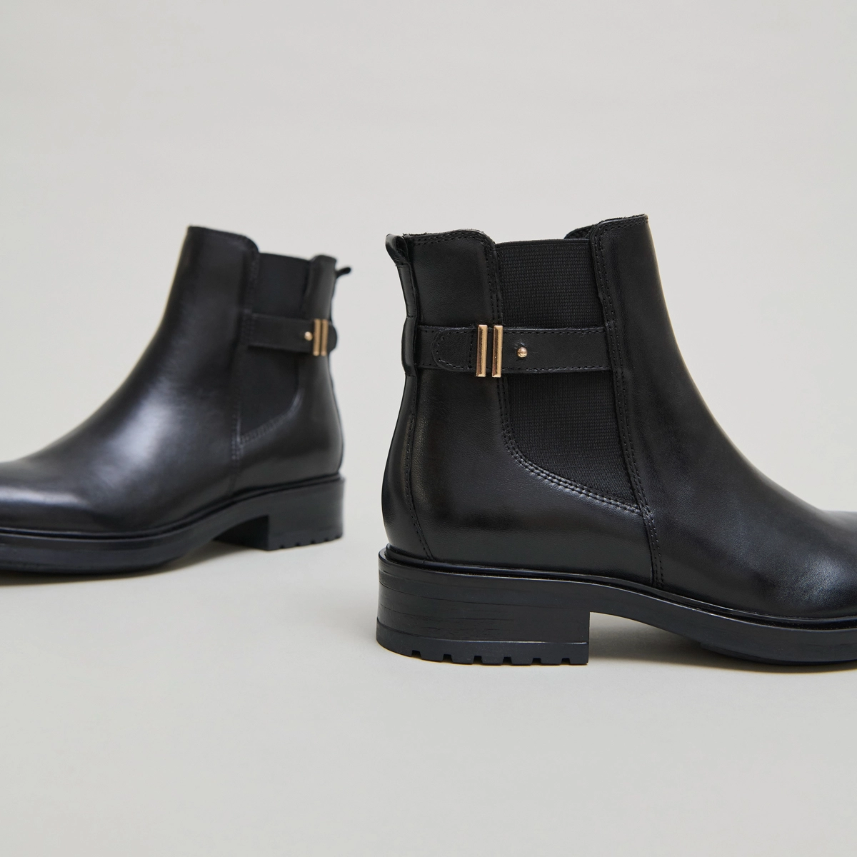 Boots basses &agrave; talons crant&eacute;s en cuir noir | GABIN | Jonak