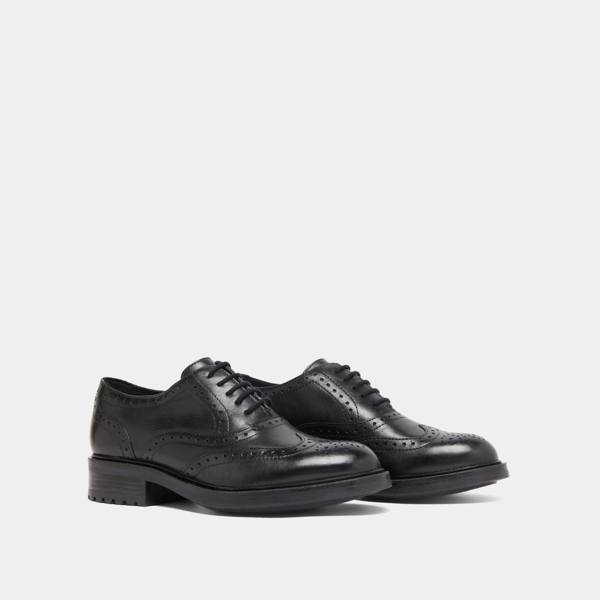 Richelieus &agrave; d&eacute;tails ajour&eacute;s en cuir noir | GAD | Jonak