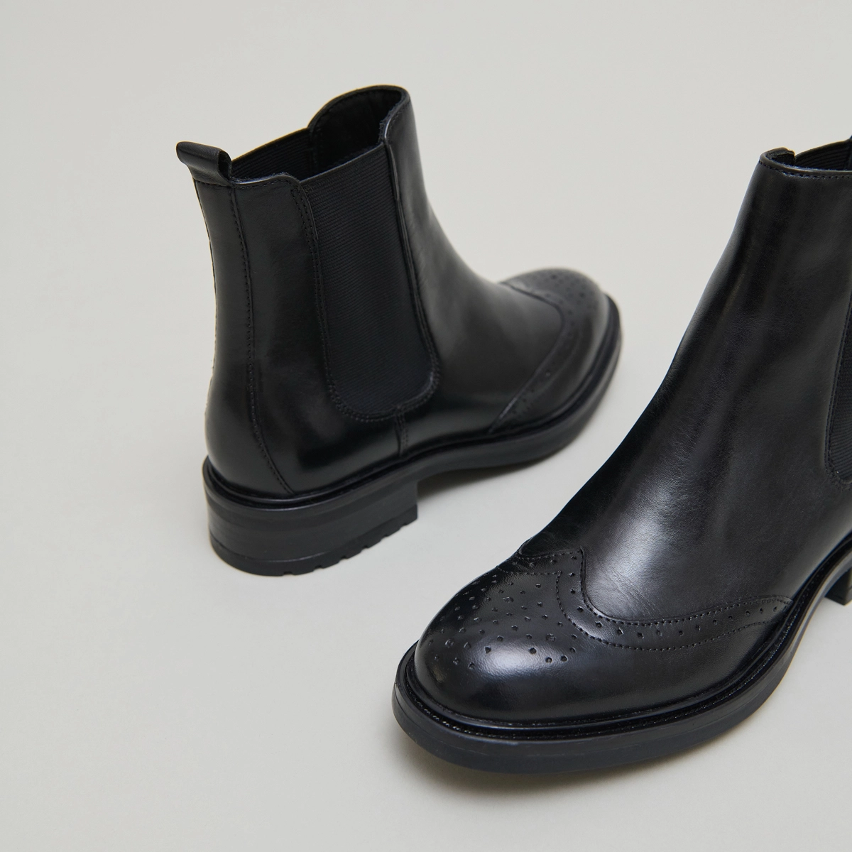 Boots basses &agrave; &eacute;lastiques et d&eacute;tails ajour&eacute;s en cuir noir | GADDY | Jonak