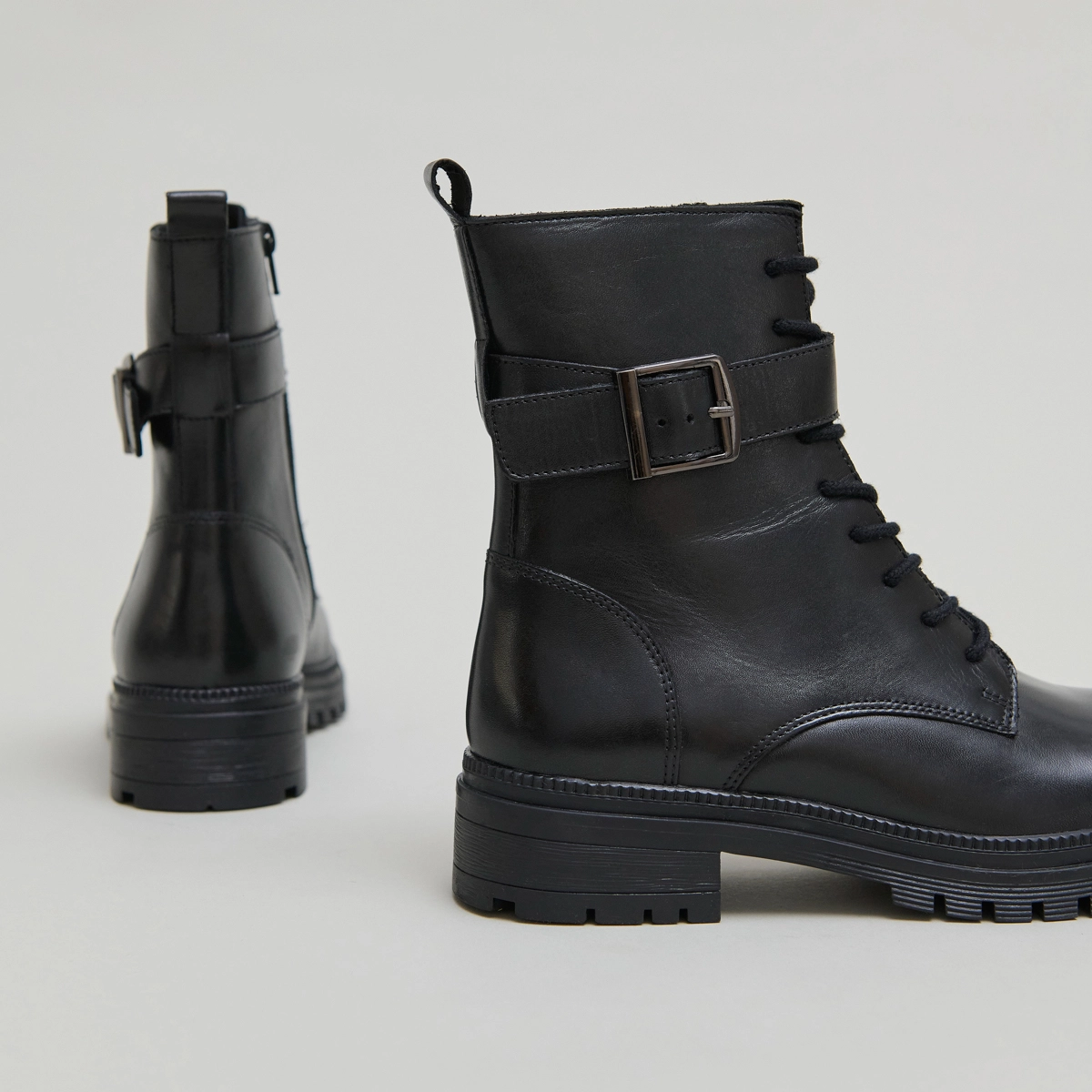 Bottines à lacets et semelles crantées en cuir noir | GIPSY | Jonak