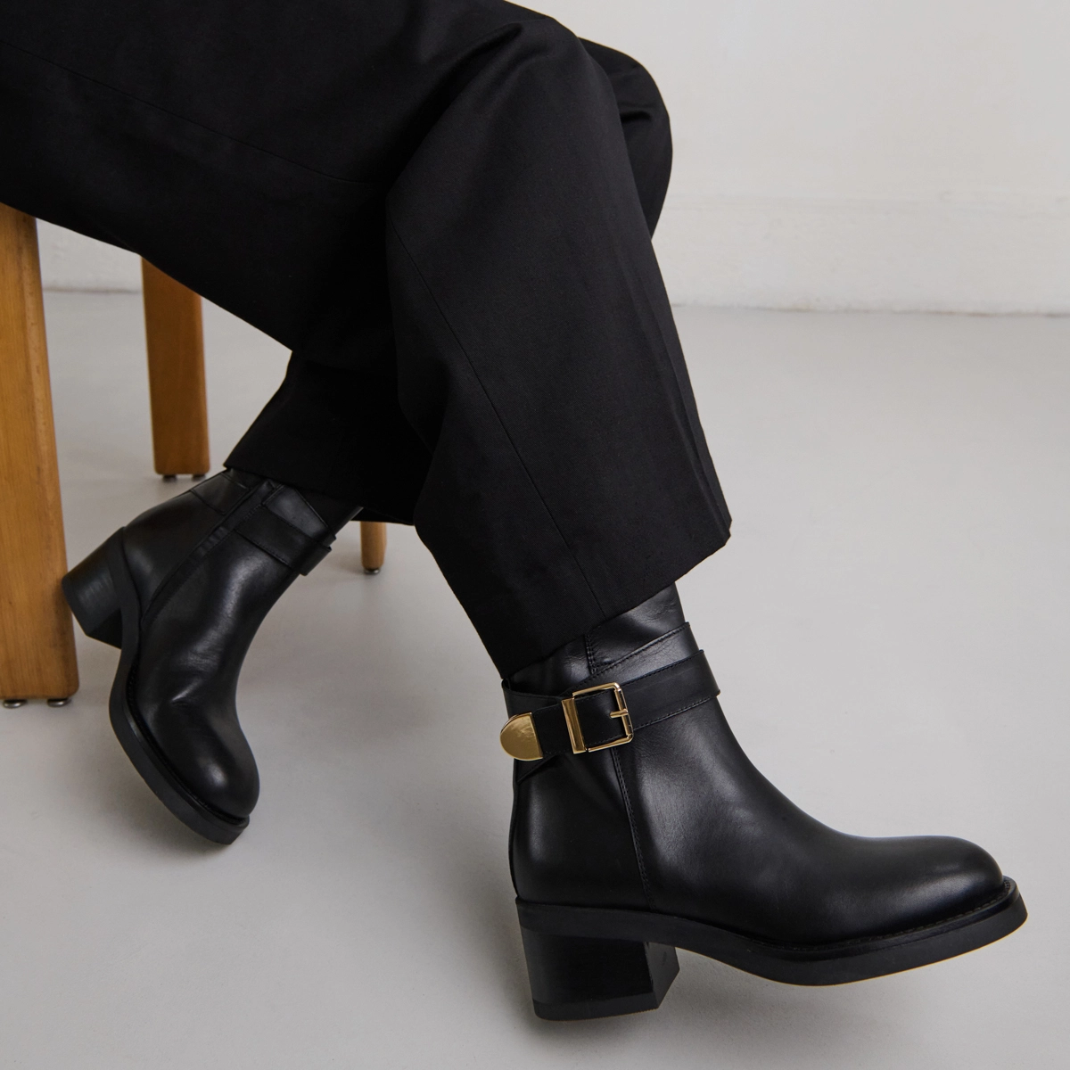 Bottines à boucles en cuir noir | IMA | Jonak