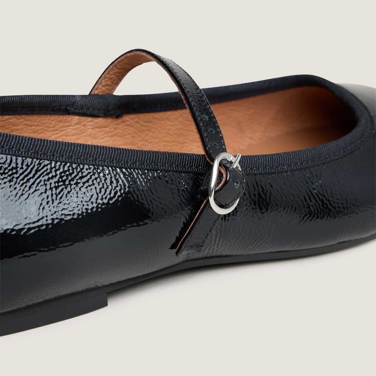 Ballerines à brides en vernis plissé noir | DOUCEUR | Jonak