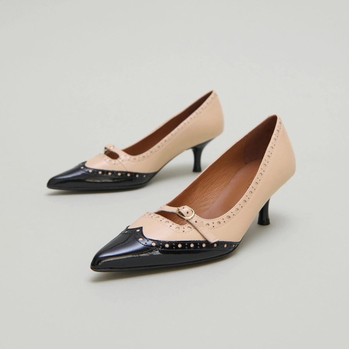 Escarpins à brides et détails perforés..... en vernis noir et cuir souple beige | DALTA | Jonak