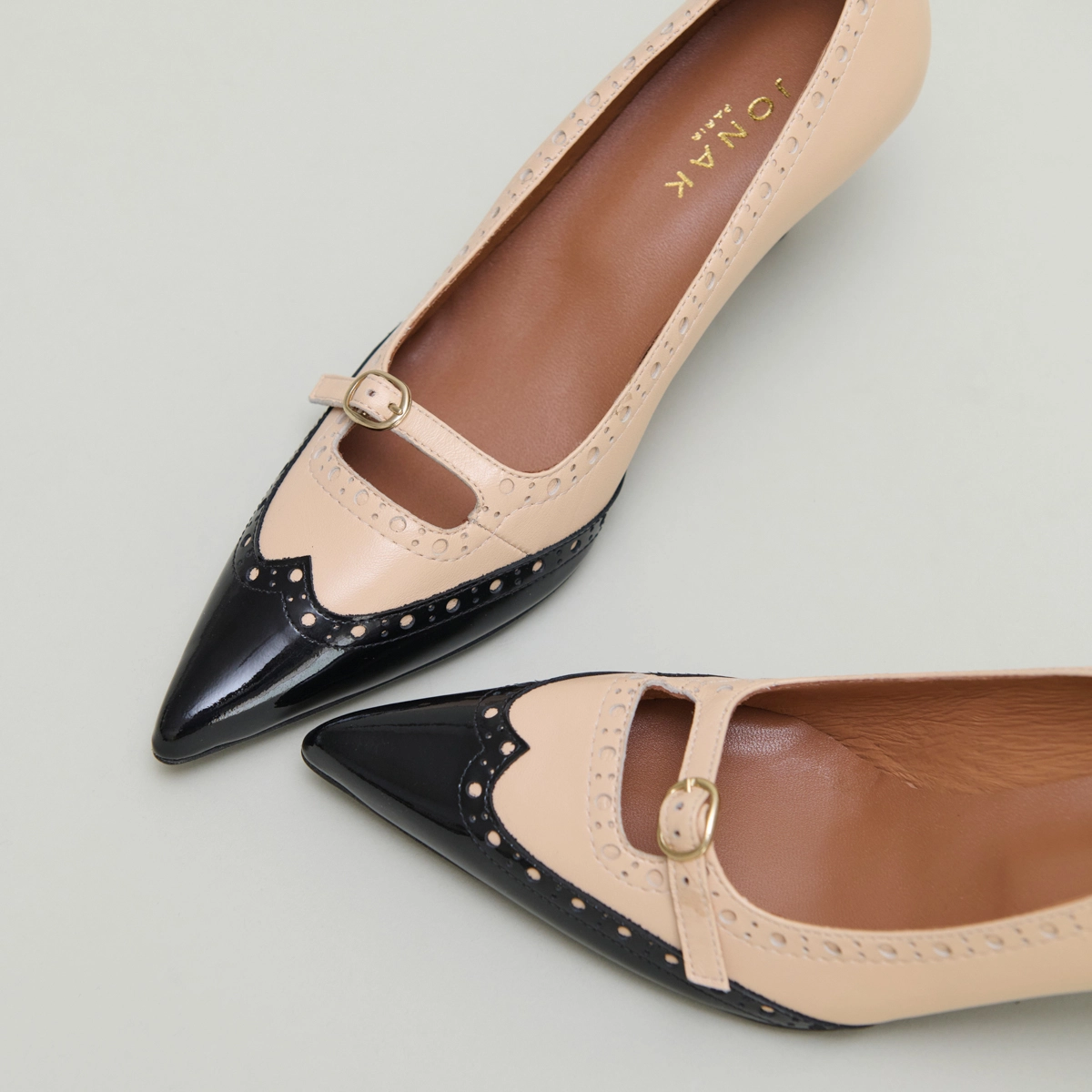 Escarpins à brides et détails perforés..... en vernis noir et cuir souple beige | DALTA | Jonak