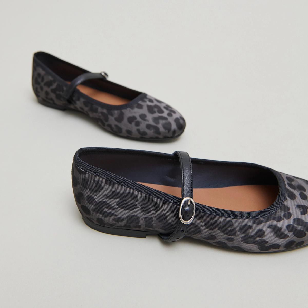 Ballerines à brides en textile léopard gris | DOUCEUR | Jonak