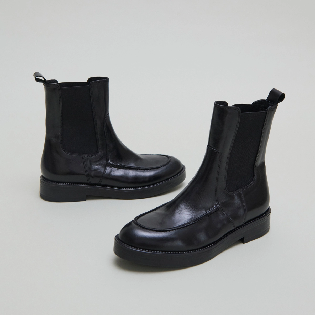 Boots &agrave; &eacute;lastiques larges en cuir noir | ALLAN | Jonak
