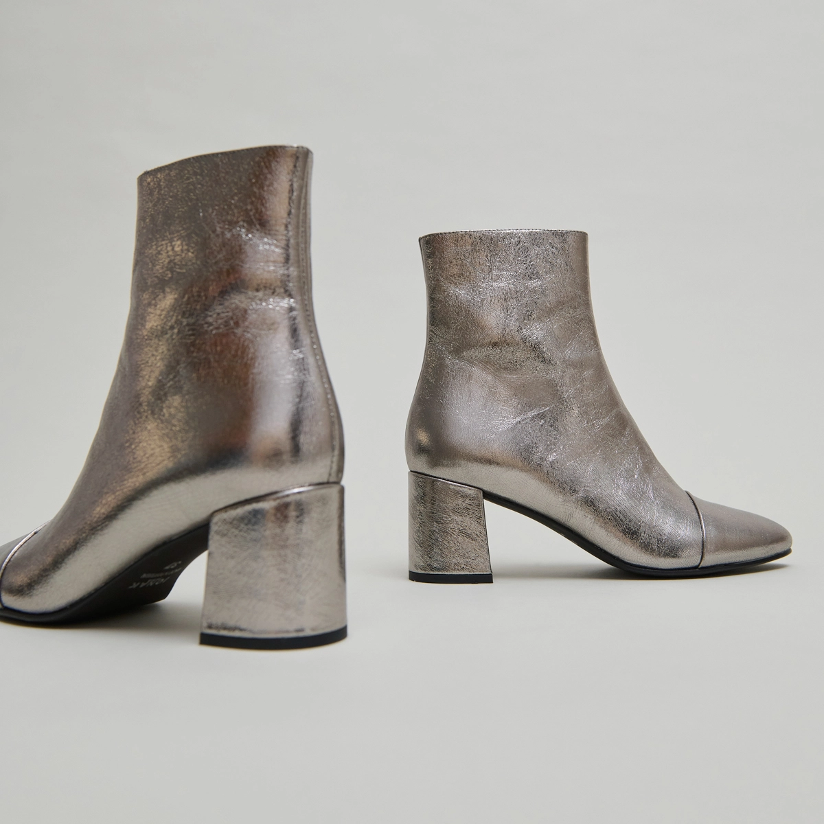 Bottines à talons en cuir métallisé argent foncé | DONIAMA | Jonak