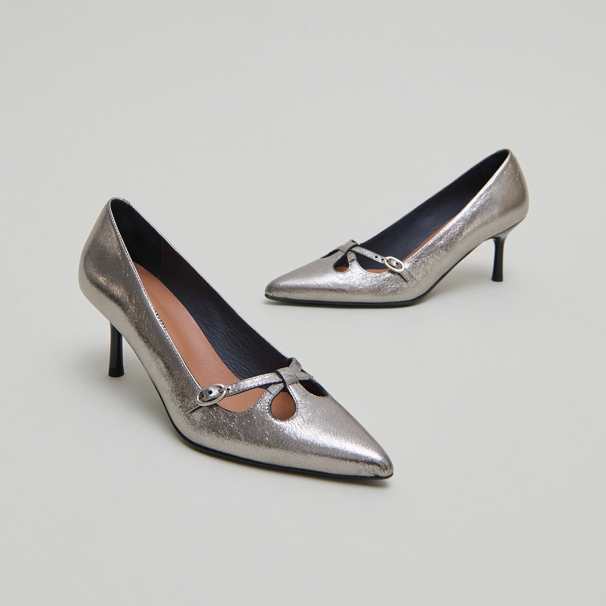 Escarpins &agrave; brides crois&eacute;es en cuir m&eacute;tallis&eacute; argent fonc&eacute; | DOUCHKA | Jonak