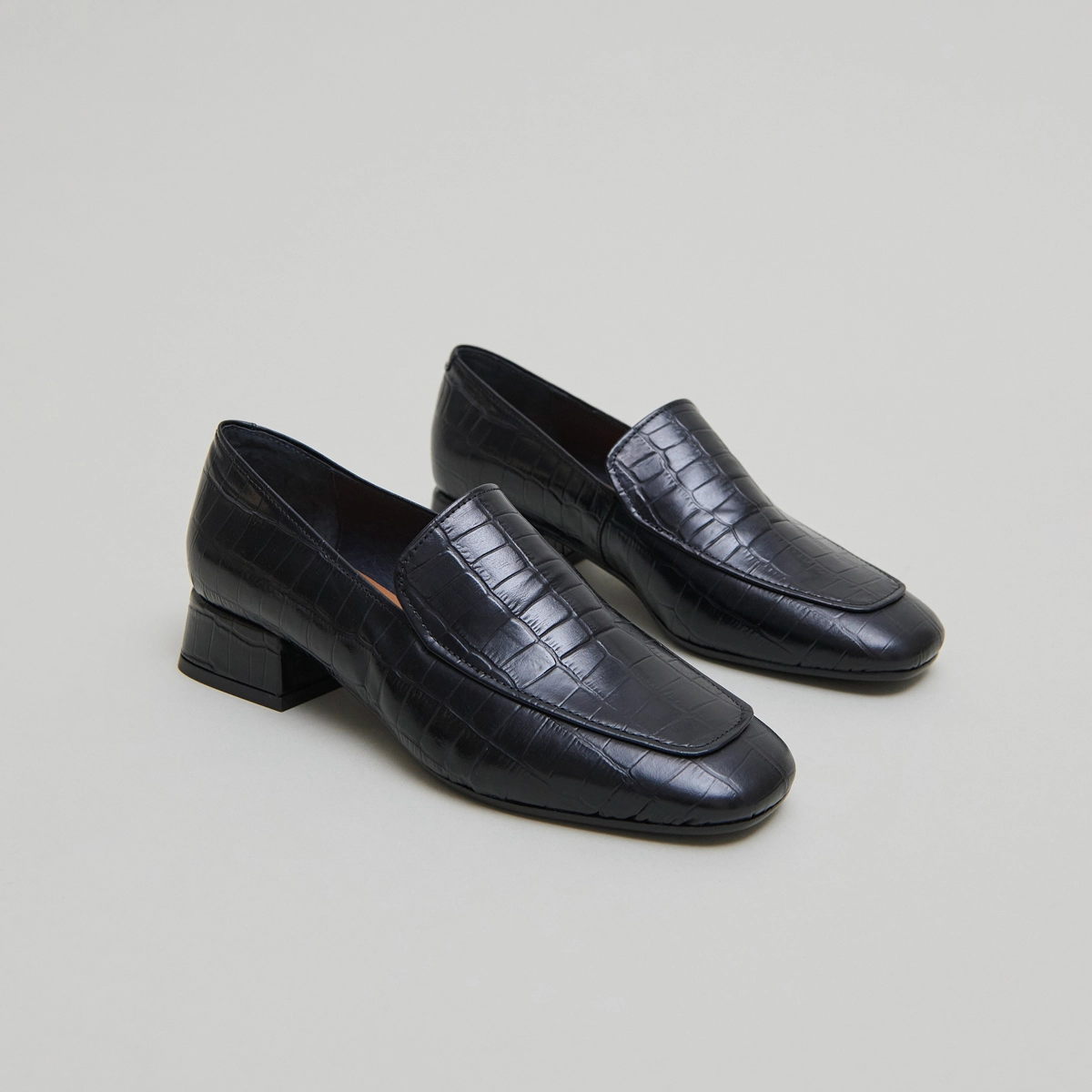 Mocassins à bouts arrondis en cuir reptile noir | DYNAMIC | Jonak