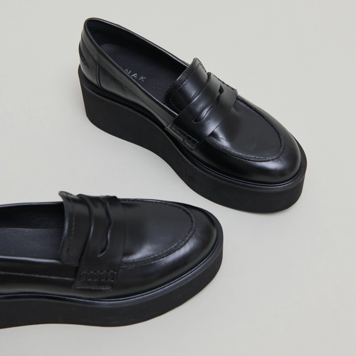 Mocassins compens&eacute;s en cuir noir | ANJA | Jonak