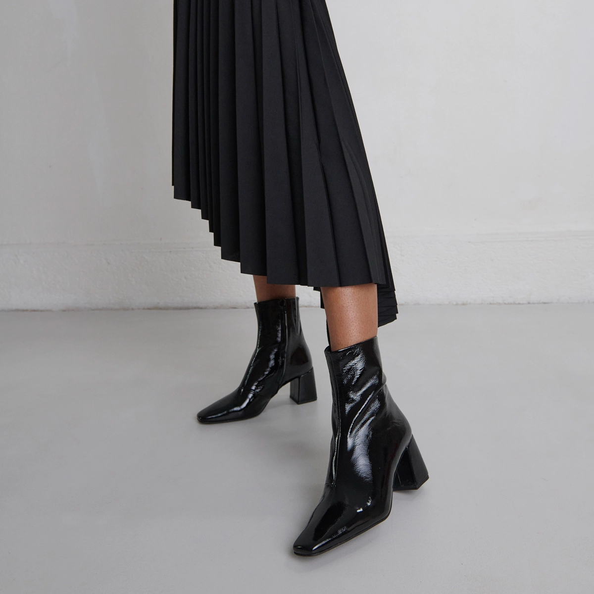 Bottines à bouts pointus en vernis plissé noir | DALIBAR | Jonak