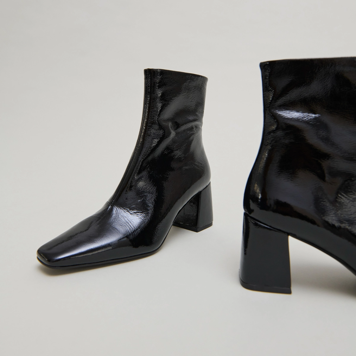 Bottines à bouts pointus en vernis plissé noir | DALIBAR | Jonak