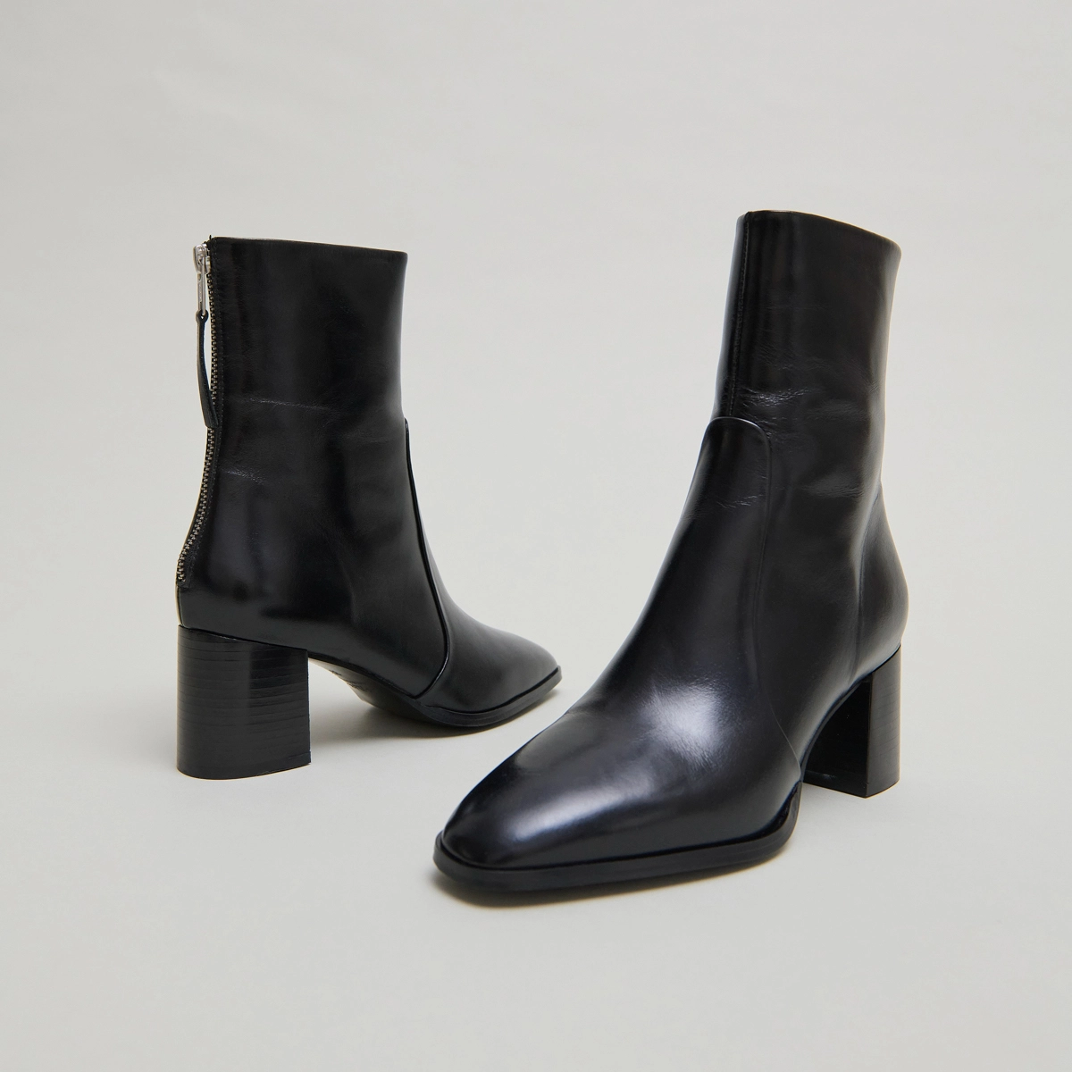 Bottines avec fermeture éclair arrière en cuir noir | DETRAS | Jonak