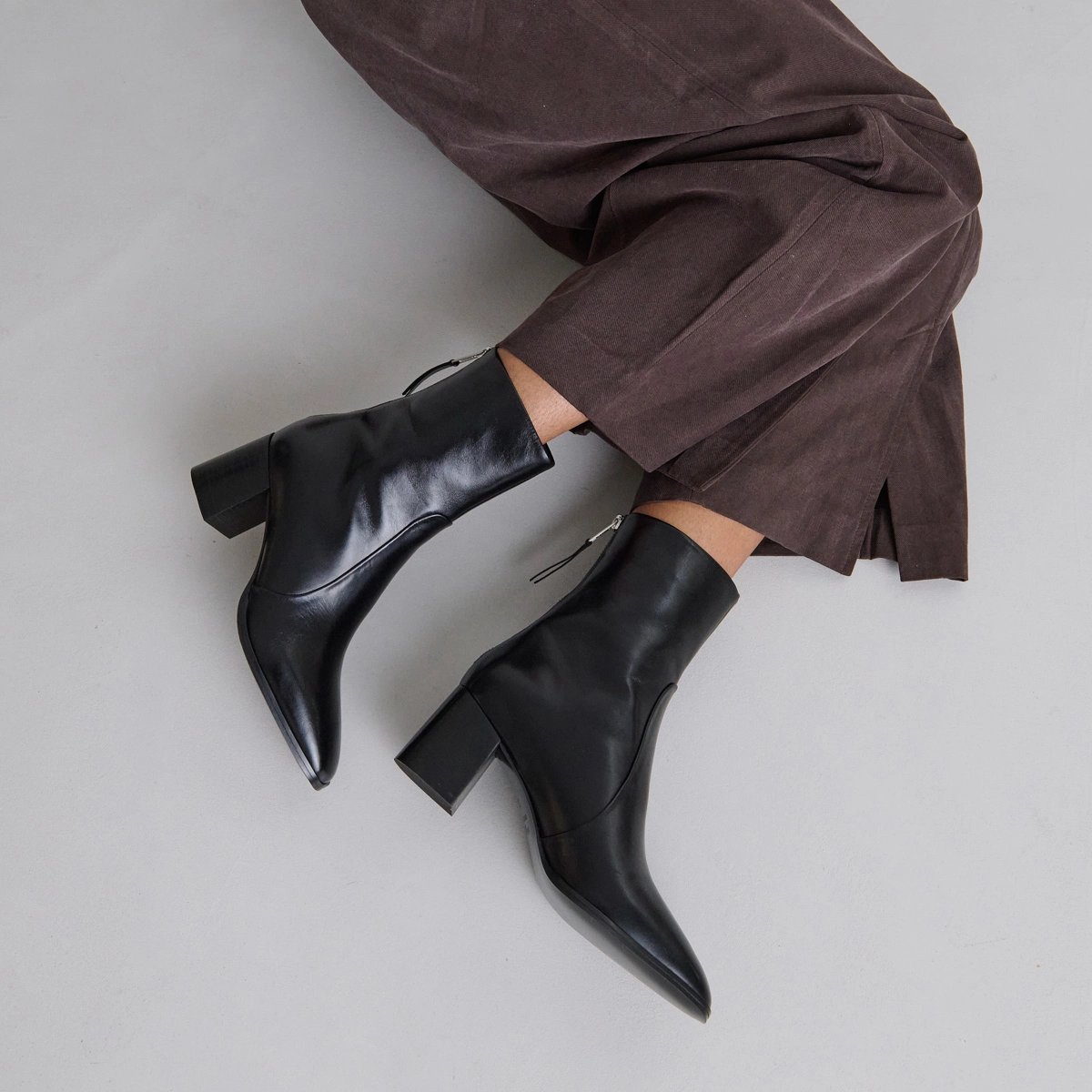 Bottines avec fermeture éclair arrière en cuir noir | DETRAS | Jonak