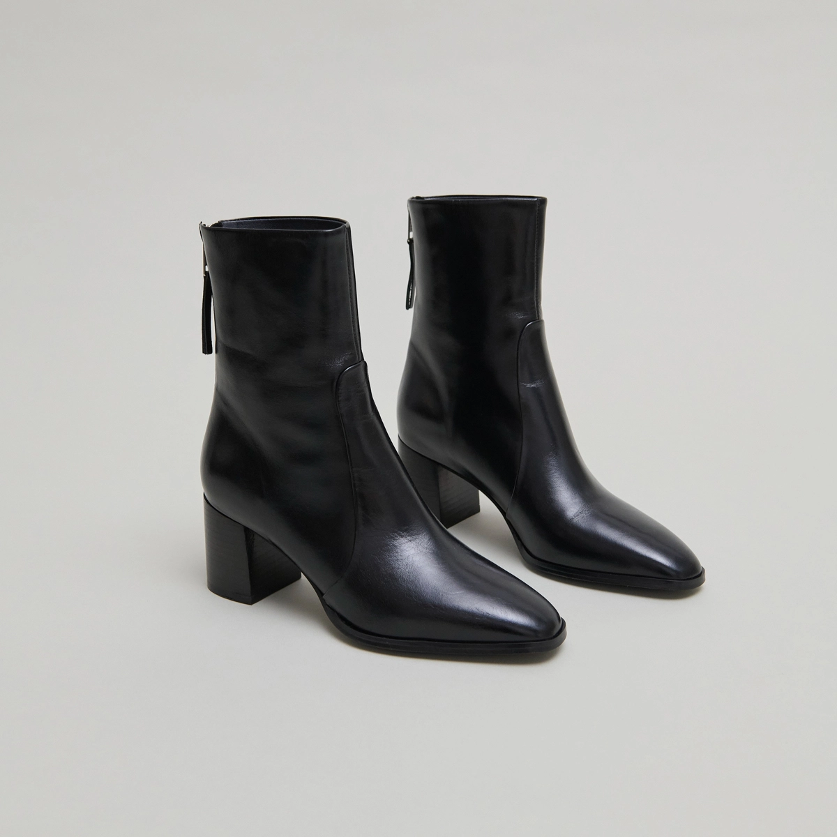 Bottines avec fermeture éclair arrière en cuir noir | DETRAS | Jonak