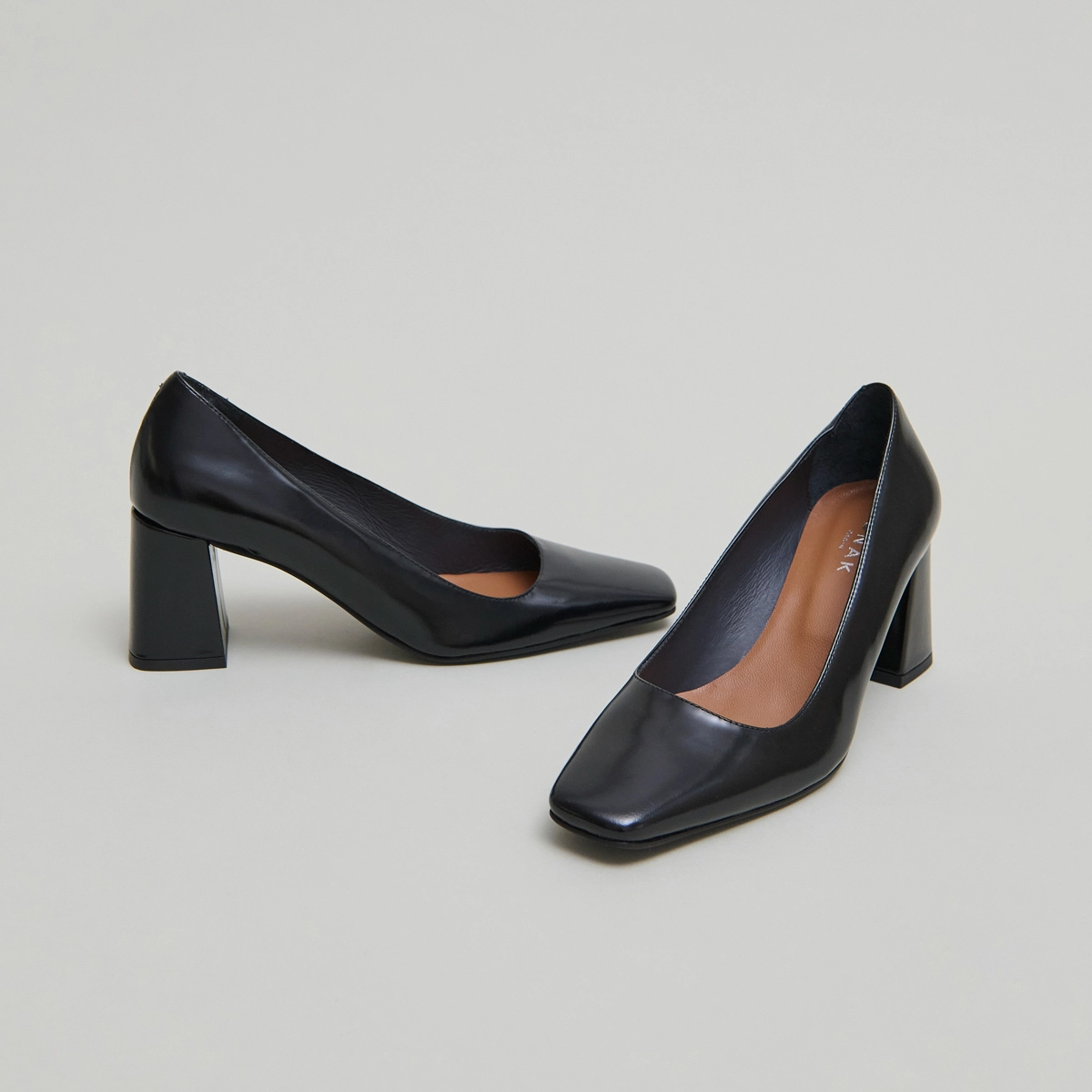 Escarpins à larges talons en cuir glacé noir | DODEME | Jonak